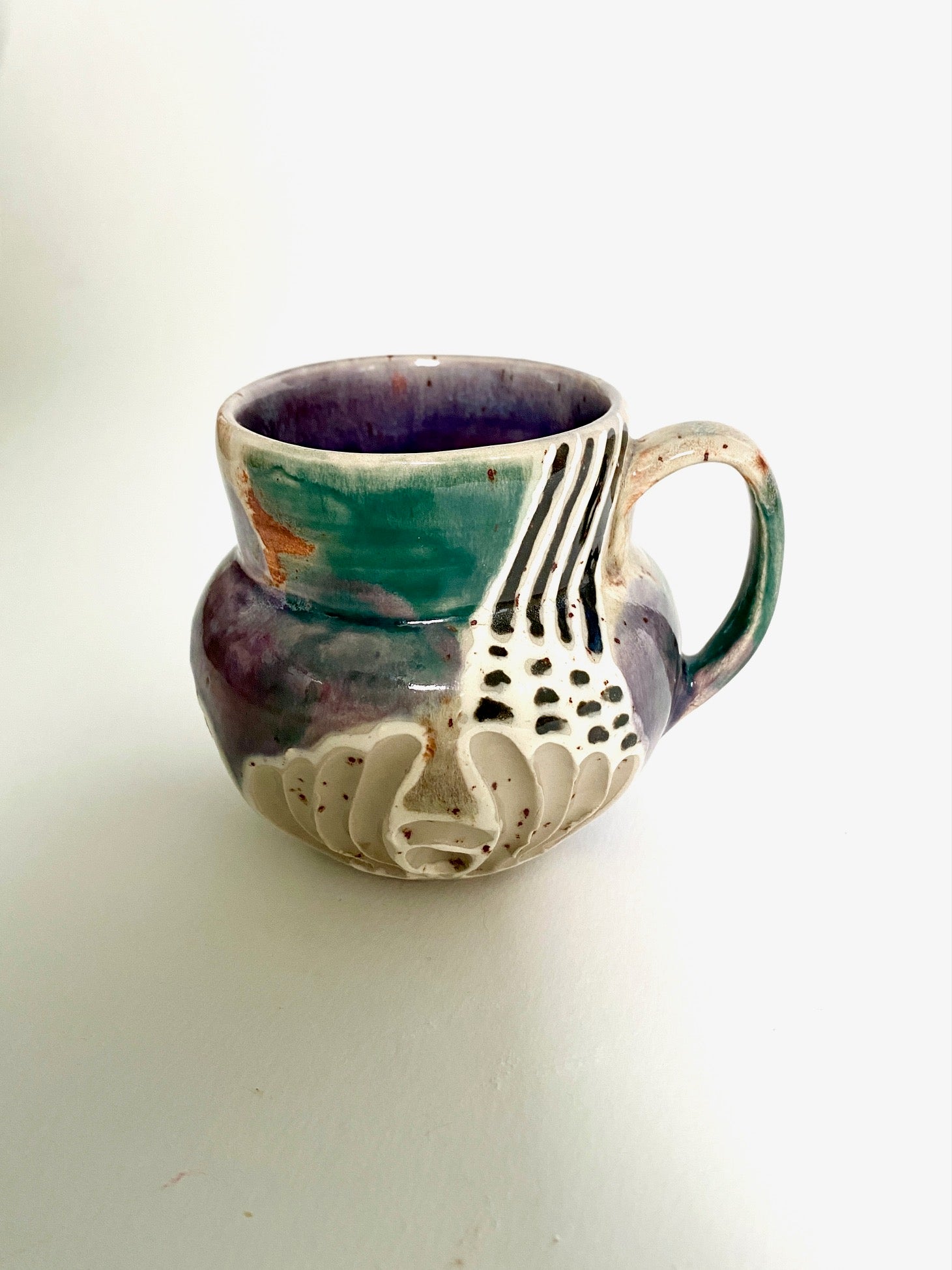 Tasse lila / dunkelgrün / weiß /schwarz / cognac