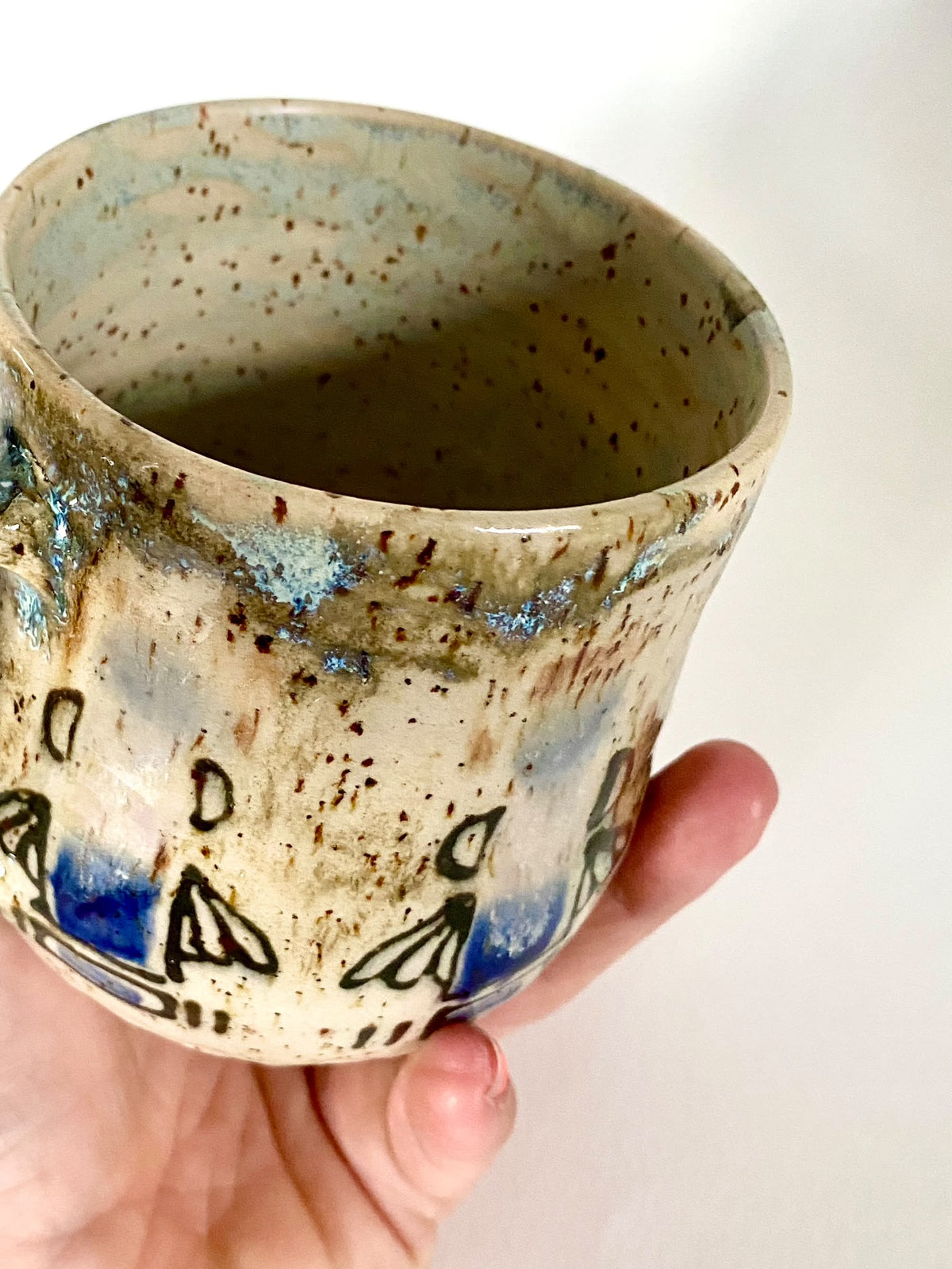 Tasse mit Henkel Muster blau