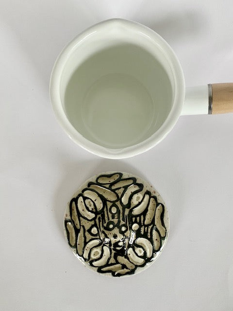 Milchtöpfchen mit Keramikdeckel / schwarz-weiß