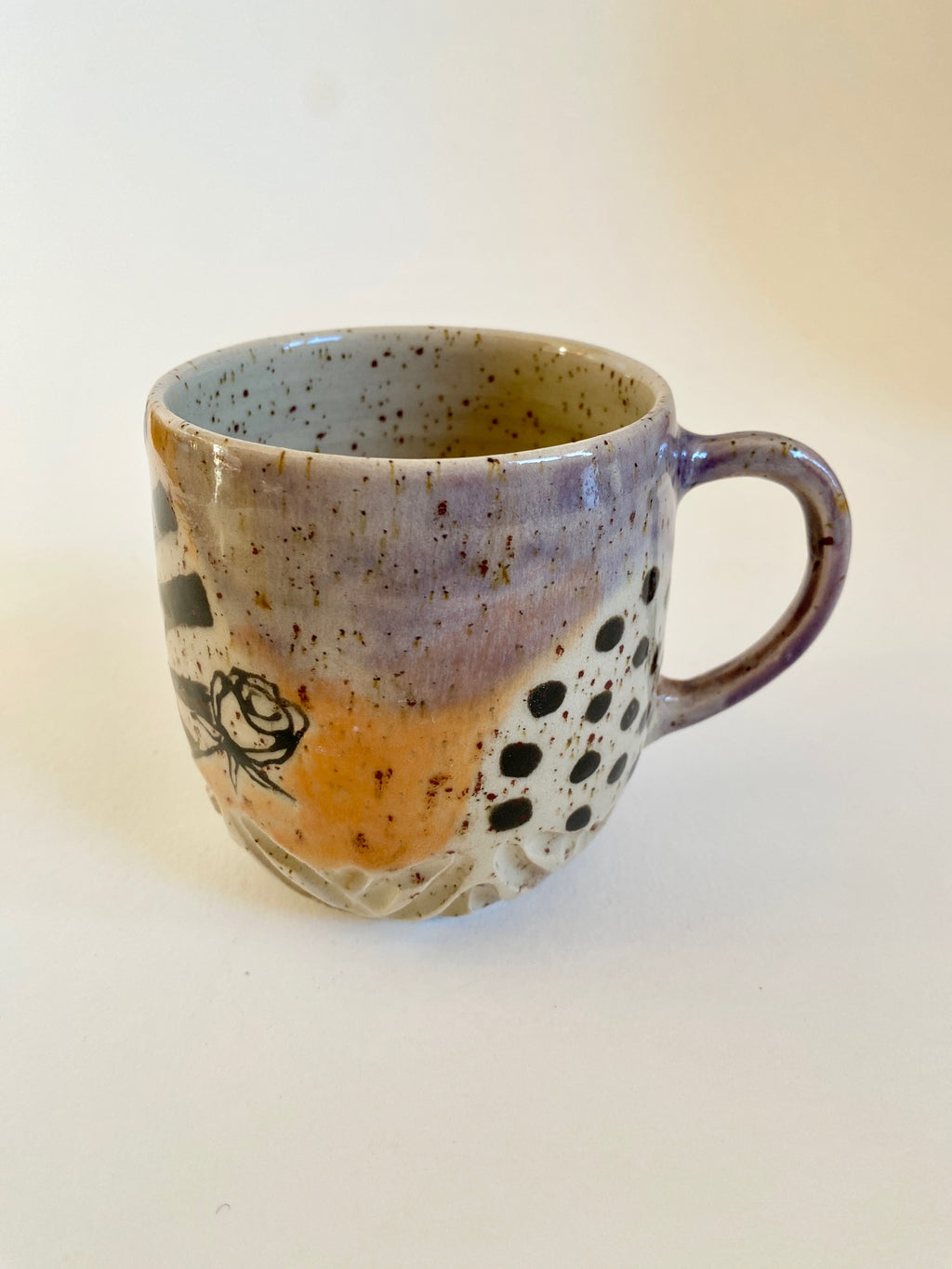 Tasse groß Pfingstrose mit Strahlen & Punkten violett / schwarz/ orange / natur