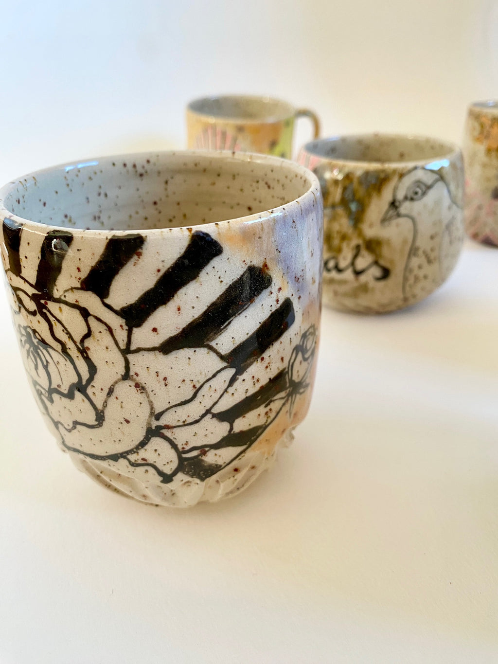 Tasse groß Pfingstrose mit Strahlen & Punkten violett / schwarz/ orange / natur