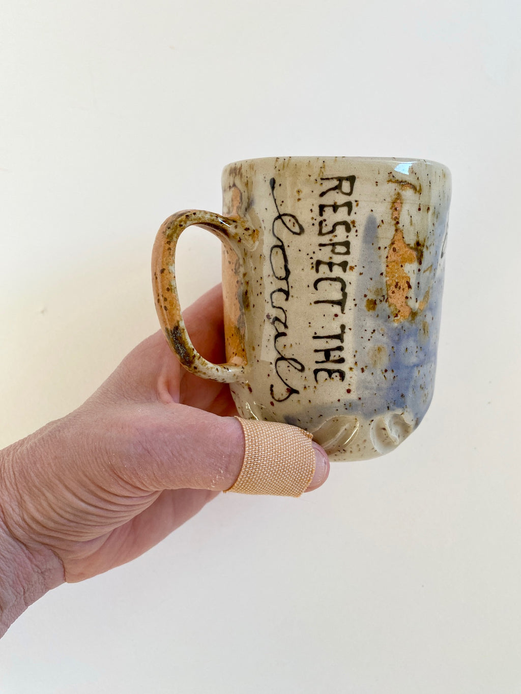 Tasse "Respect the locals" Taube, Strahlen rosa, lang  orange / schwarz / natur / weiß / braun / violett