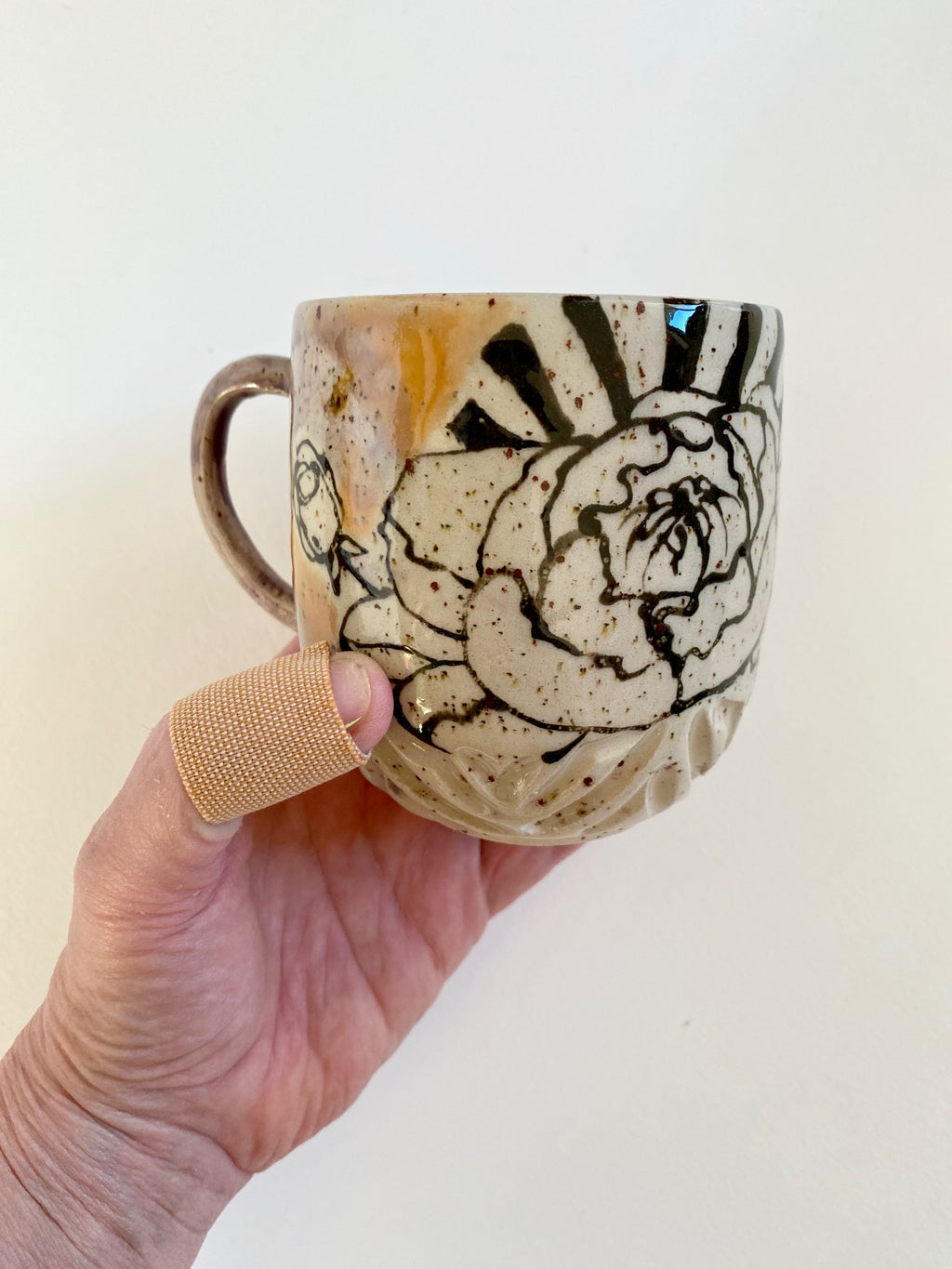 Tasse groß Pfingstrose mit Strahlen & Punkten violett / schwarz/ orange / natur