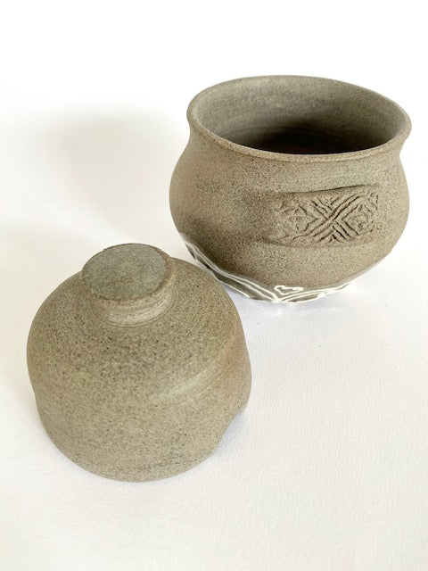 Döschen mit Deckel  - grauer Ton
