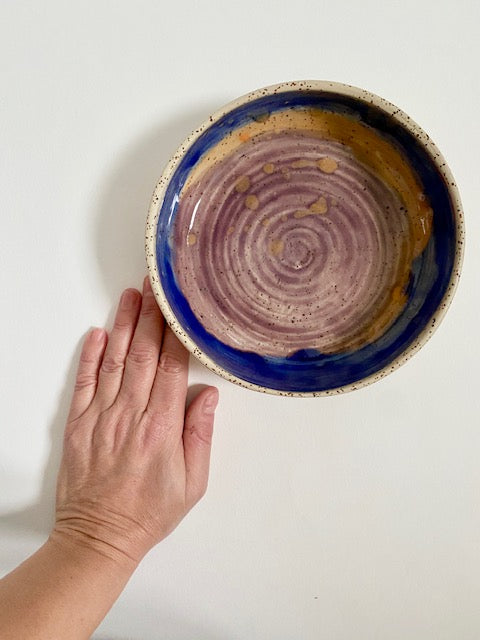 Schale / tiefer Teller mit Farbverlauf blau / gelb / violett