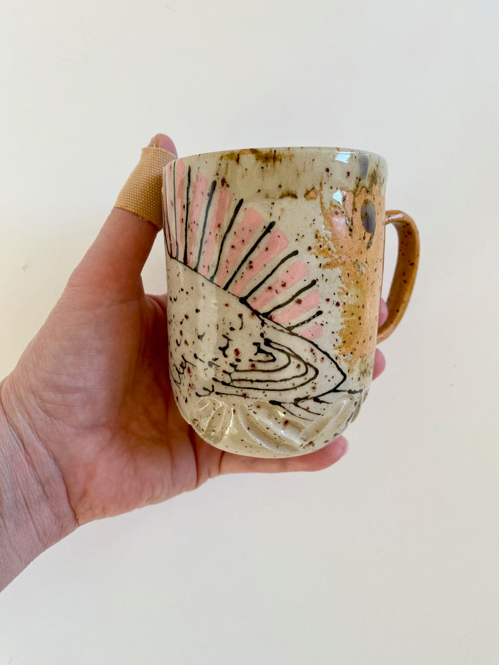 Tasse "Respect the locals" Taube, Strahlen rosa, lang  orange / schwarz / natur / weiß / braun / violett