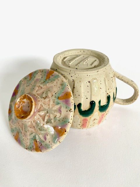 Tasse mit Deckel