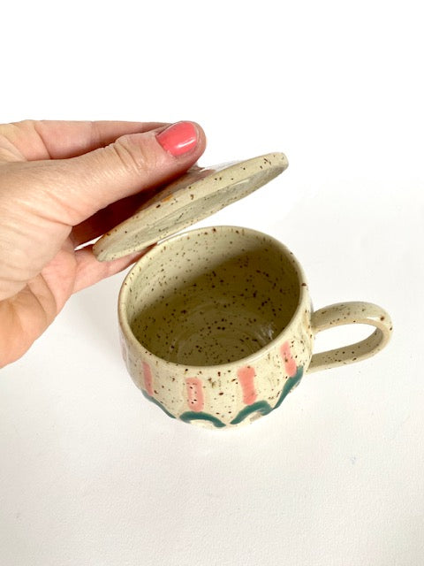Tasse mit Deckel