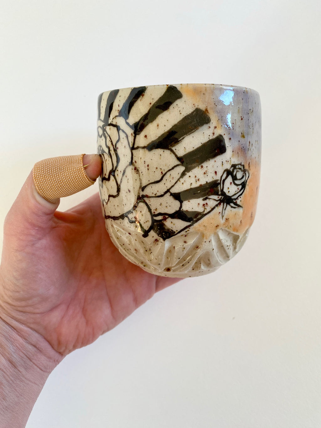 Tasse groß Pfingstrose mit Strahlen & Punkten violett / schwarz/ orange / natur