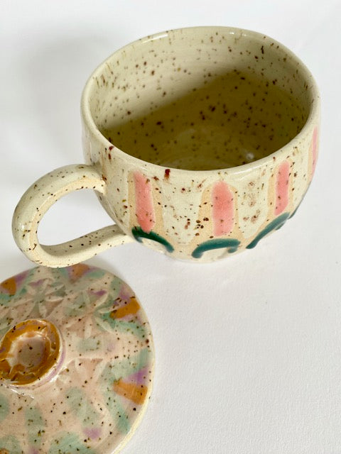Tasse mit Deckel