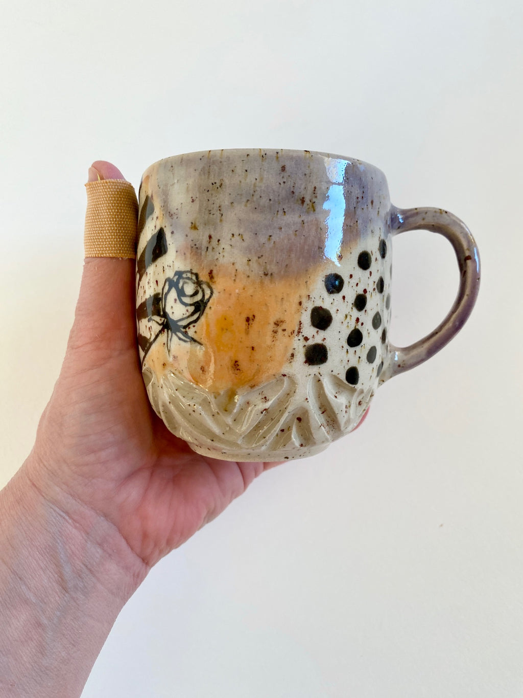 Tasse groß Pfingstrose mit Strahlen & Punkten violett / schwarz/ orange / natur